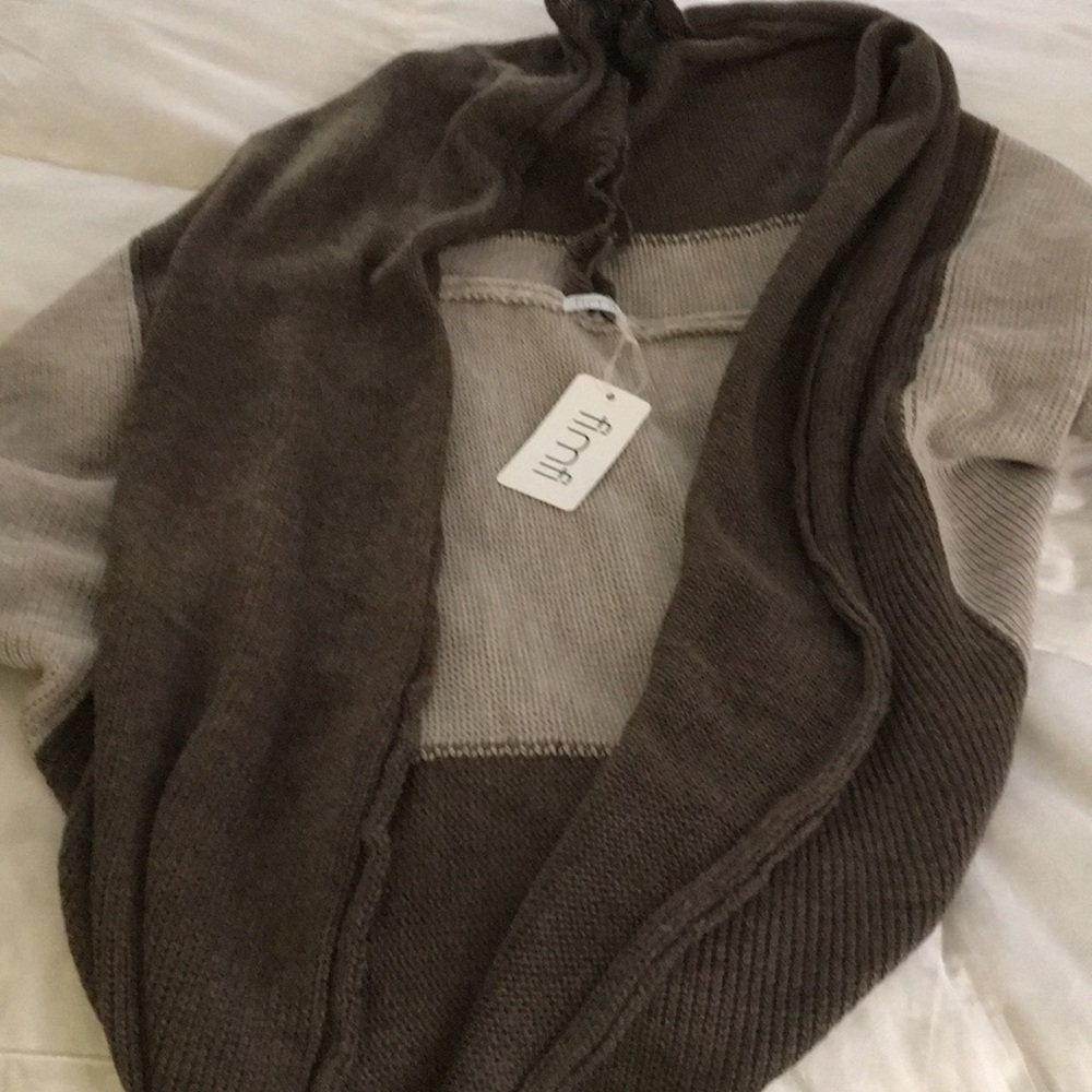Super drapy sweater. Stunning on !!